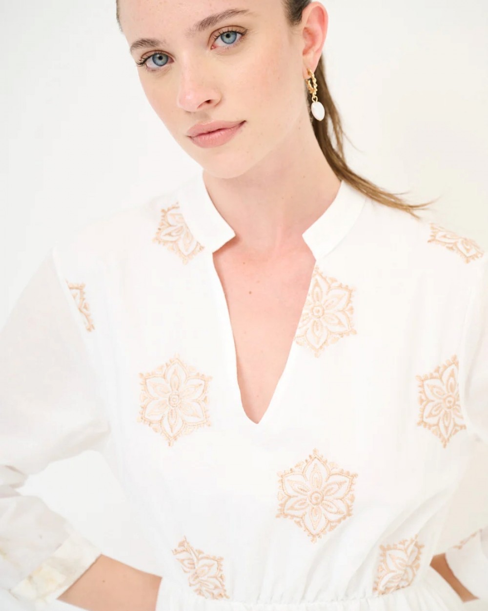 Rochie alba cu broderie 