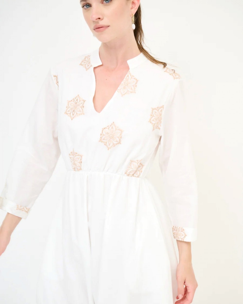 Rochie alba cu broderie 