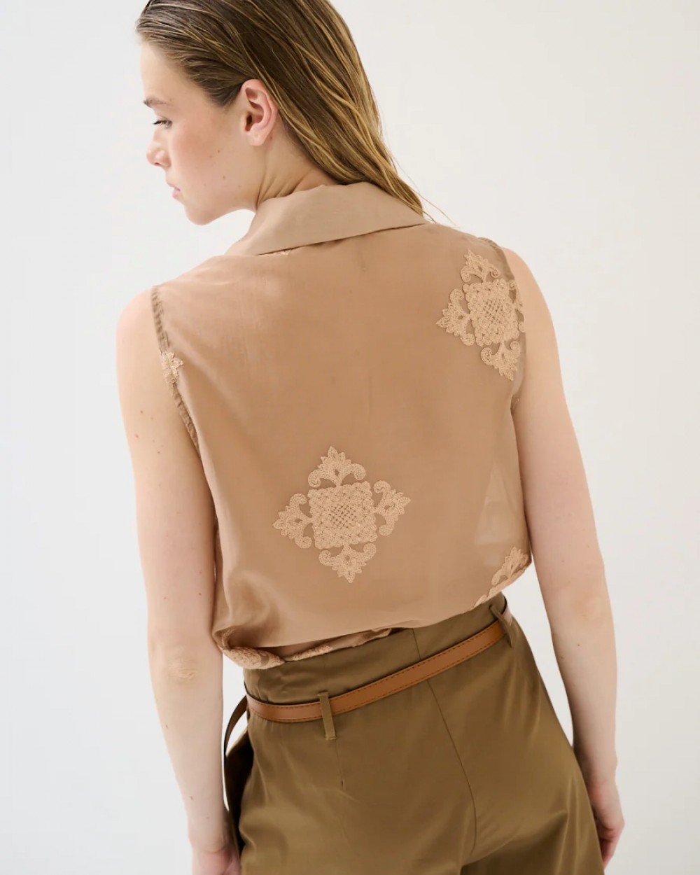 Camasa bej cu broderie fara maneci lyocell