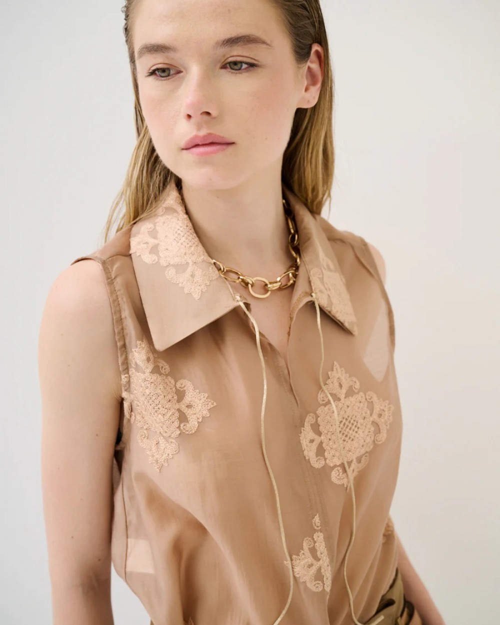 Camasa bej cu broderie fara maneci lyocell
