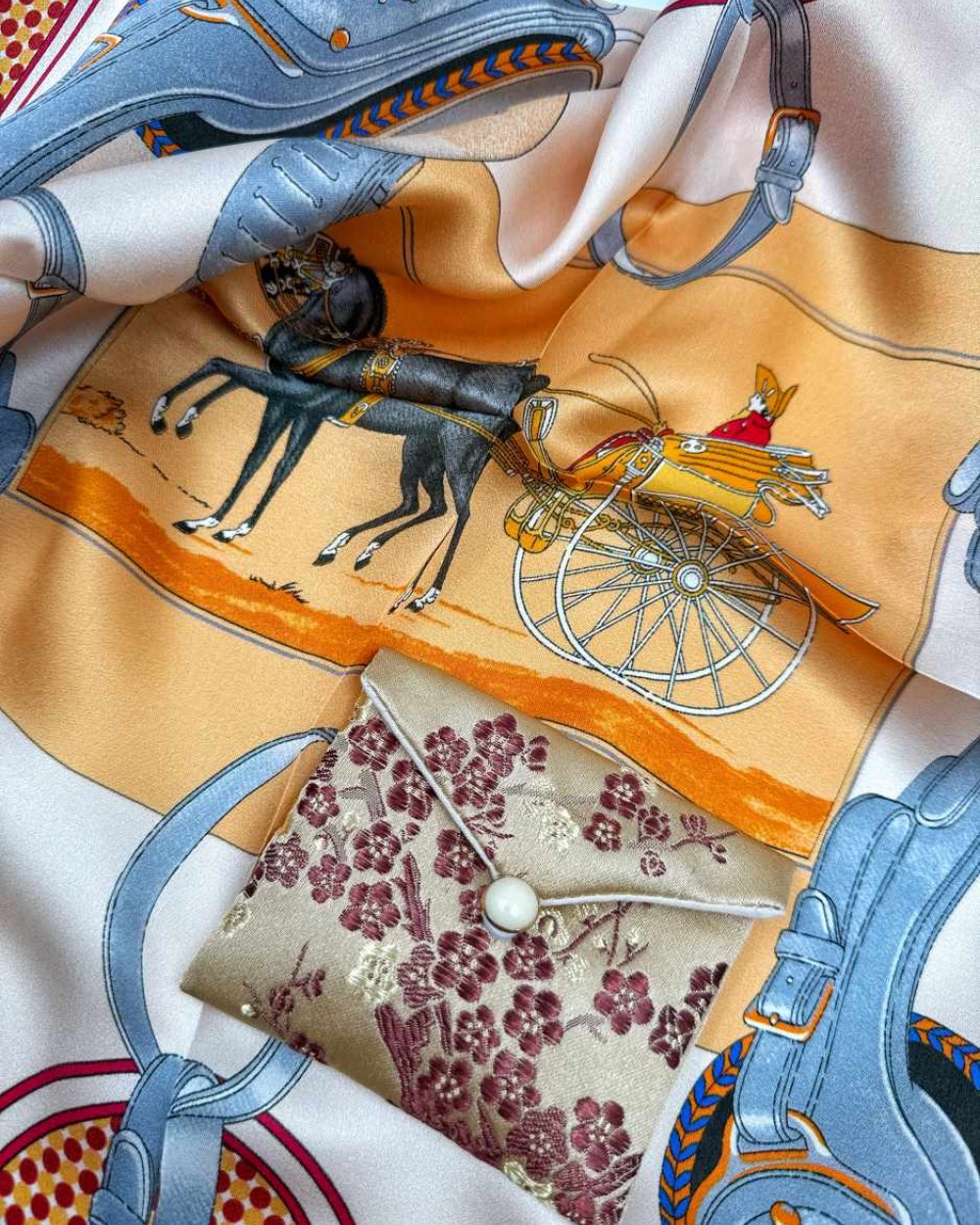 Set esarfa Epoque : esarfa matase, pinuri sacou, capac nasture camasa