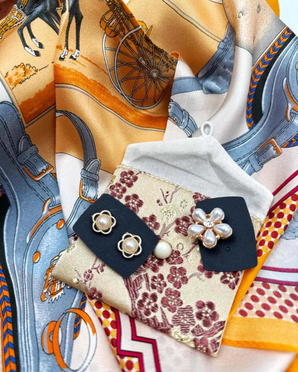 Set esarfa Epoque : esarfa matase, pinuri sacou, capac nasture camasa