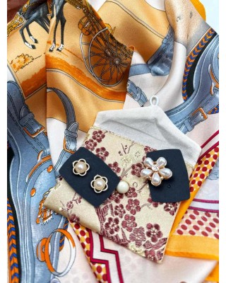 Set esarfa Epoque : esarfa matase, pinuri sacou, capac nasture camasa
