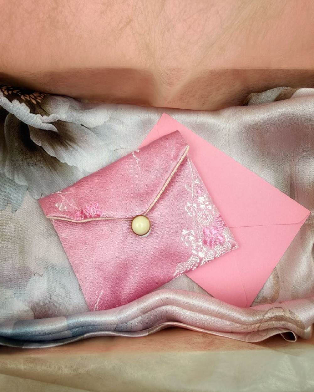 Set esarfa Soft Blossom & Pearls: esarfa matase, butoni camasa perle