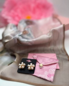 Set esarfa Soft Blossom & Pearls: esarfa matase, butoni camasa perle