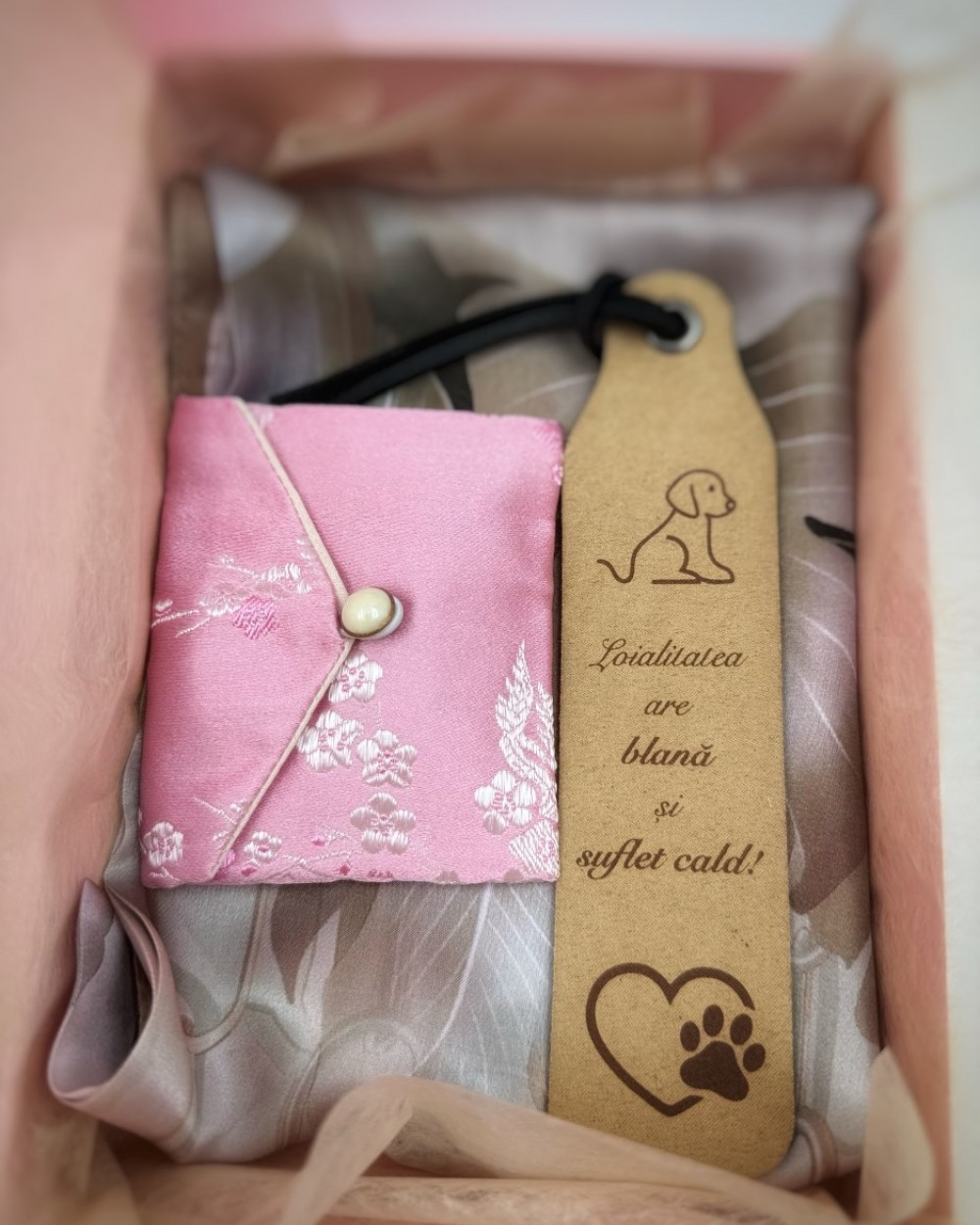 Set esarfa Velvet Blossom: esarfa matase, butoni camasa cristal, semn de carte piele naturala