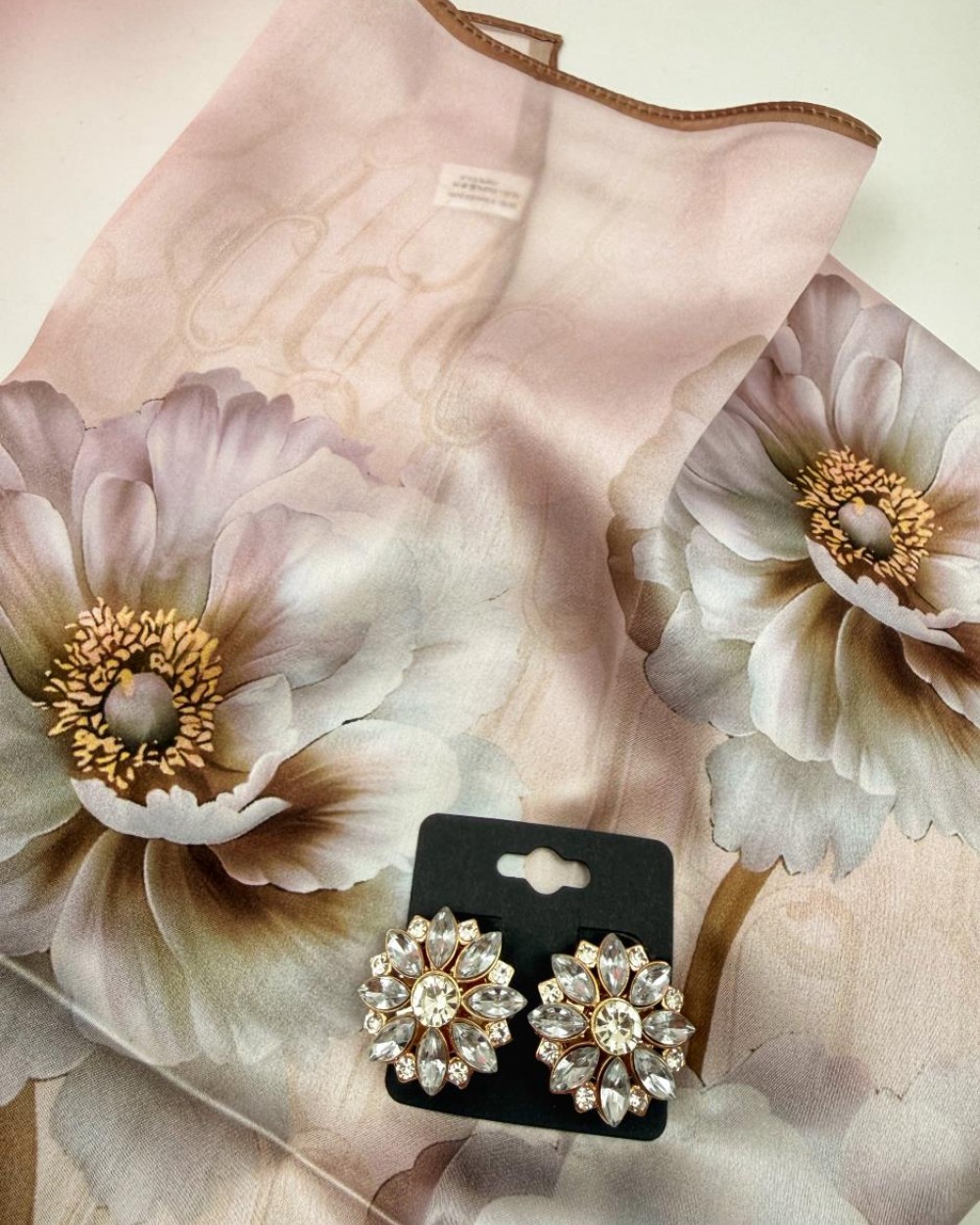 Set esarfa Velvet Blossom: esarfa matase, butoni camasa cristal, semn de carte piele naturala