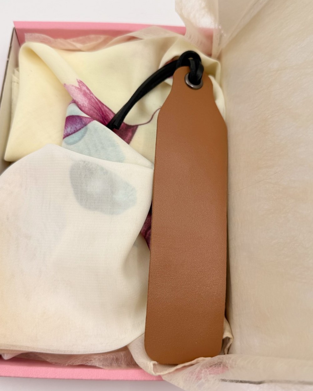 Set esarfa Giallo : esarfa mix matase si vascoza, semn de carte din piele