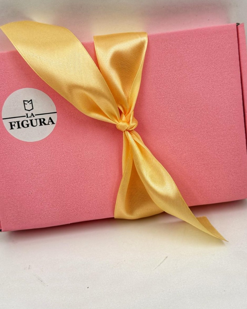 Set esarfa Giallo : esarfa mix matase si vascoza, semn de carte din piele