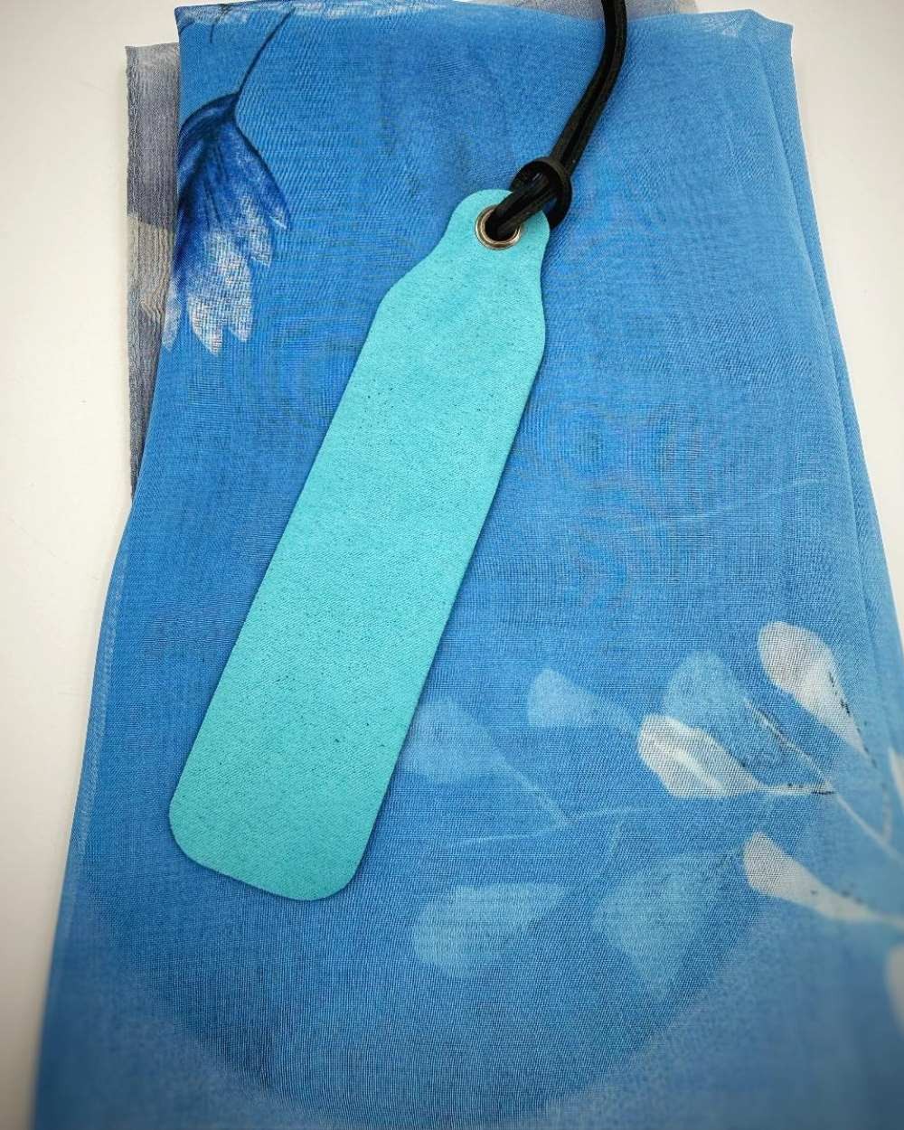 Set esarfa Misty Azure: esarfa, semn de carte din piele