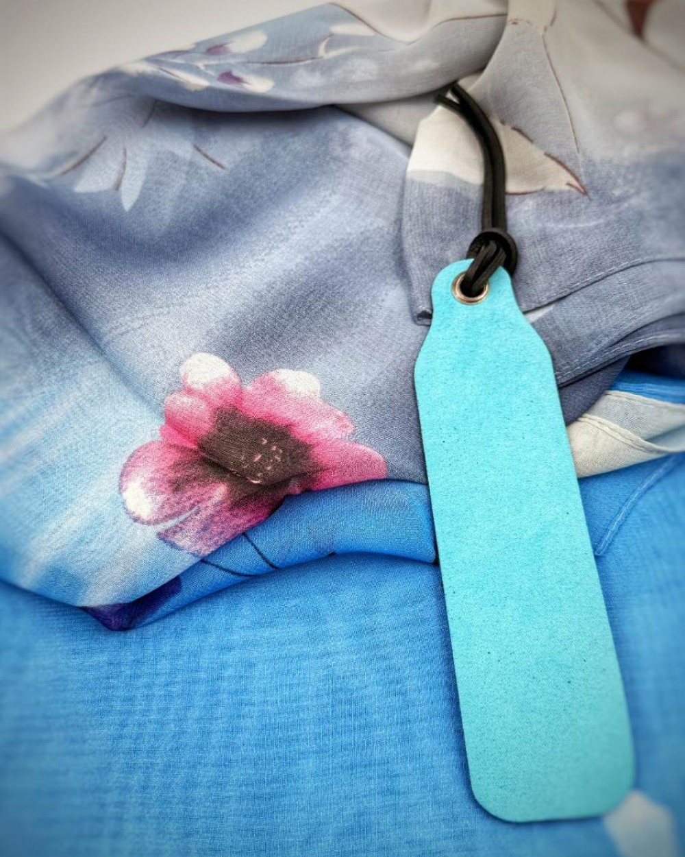 Set esarfa Misty Azure: esarfa, semn de carte din piele