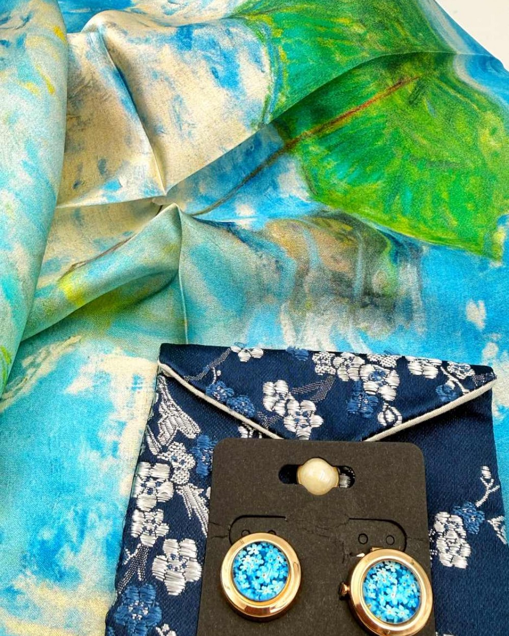 Set esarfa Pictura in Albastru : esarfa matase, butoni camasa albastri