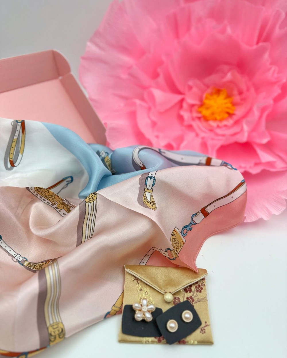 Set esarfa Primavera : esarfa matase, pinuri sacou, capac nasture camasa