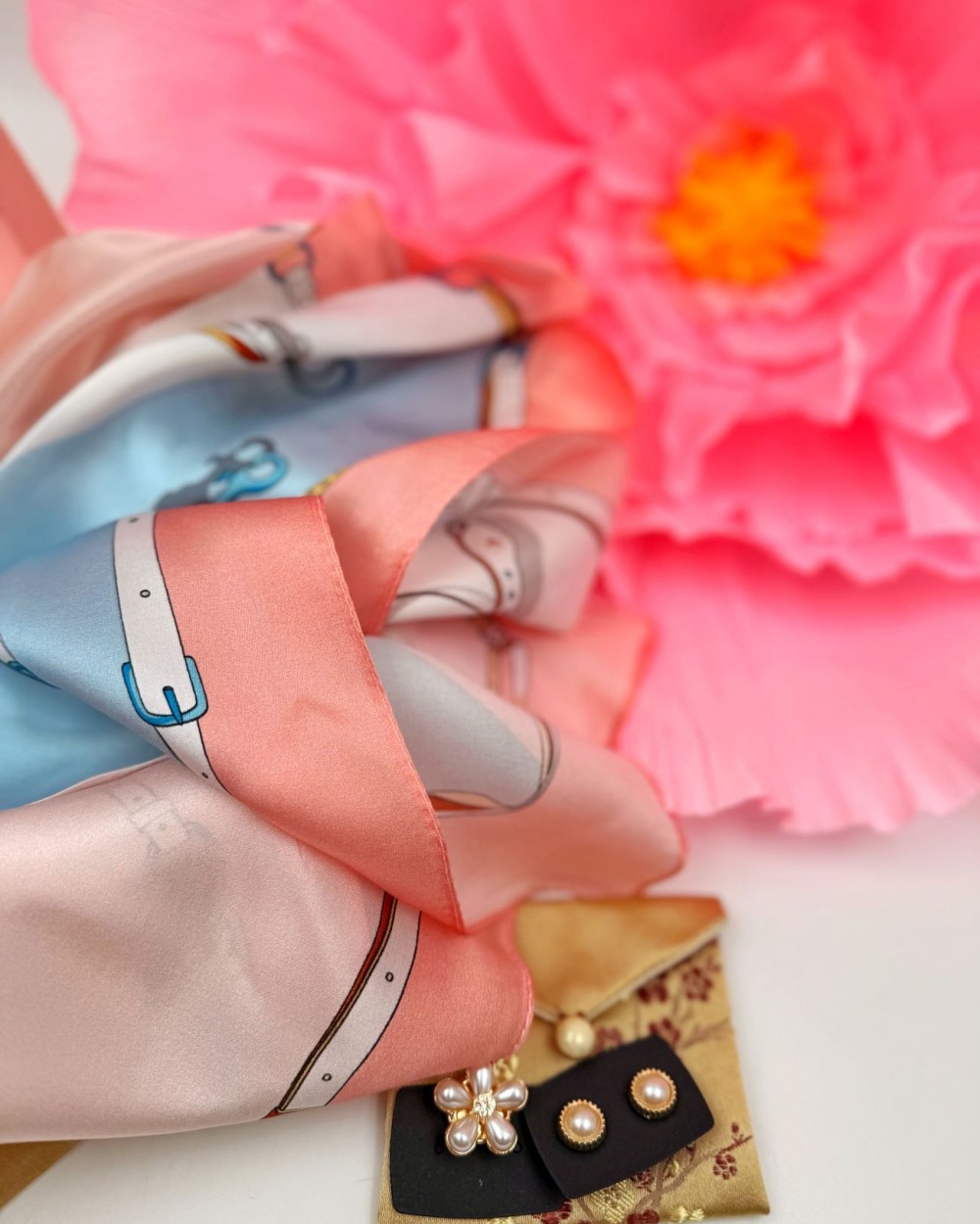 Set esarfa Primavera : esarfa matase, pinuri sacou, capac nasture camasa