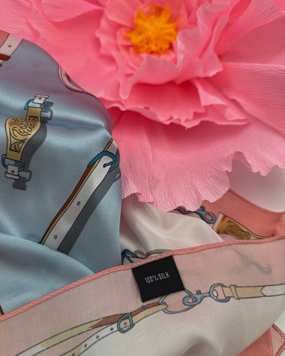 Set esarfa Primavera : esarfa matase, pinuri sacou, capac nasture camasa