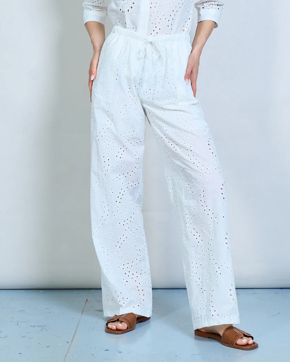 Set camasa si pantaloni albi cu broderie sparta din bumbac dama