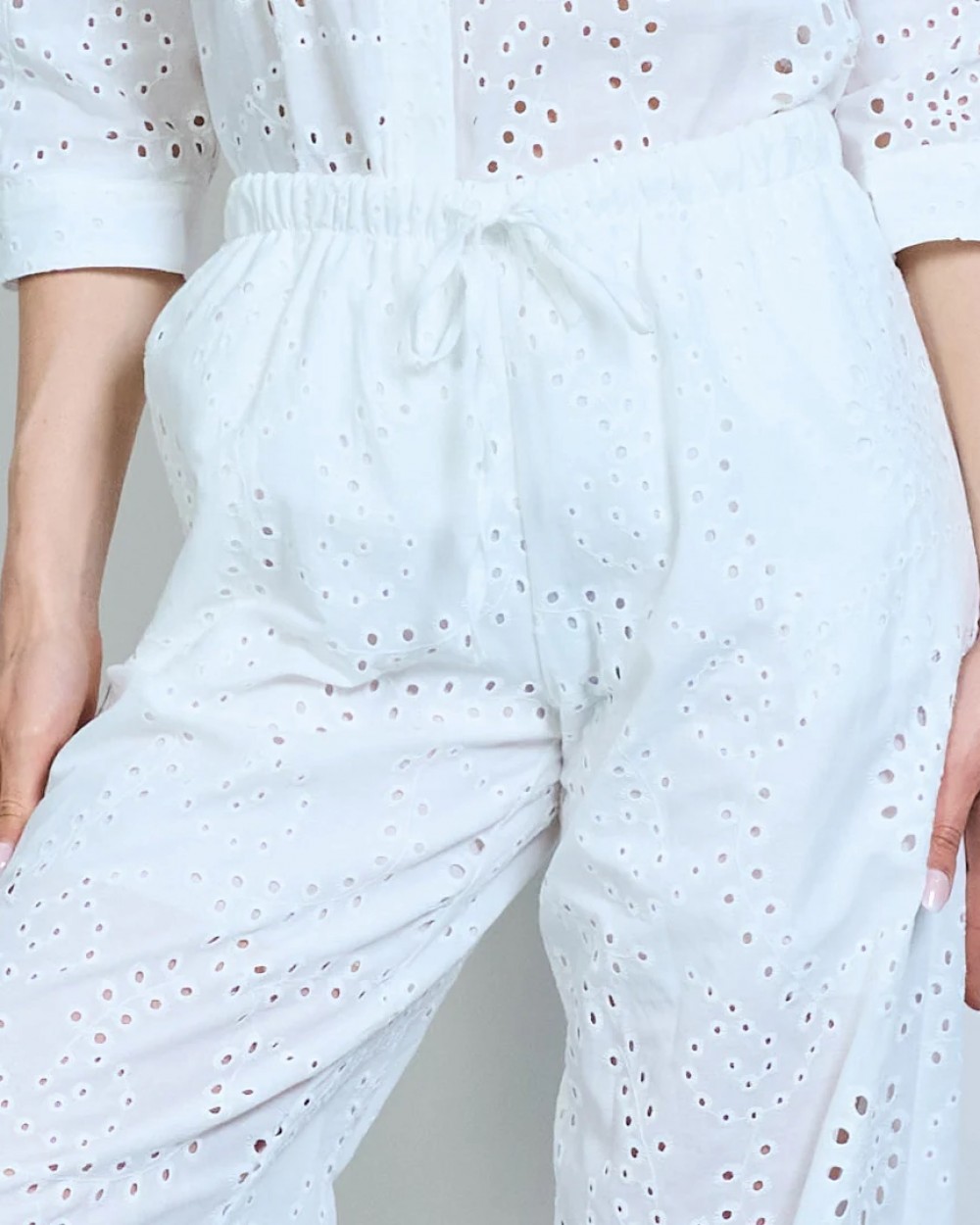 Set camasa si pantaloni albi cu broderie sparta din bumbac dama