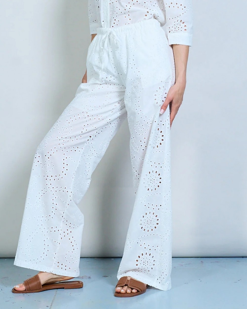 Set camasa si pantaloni albi cu broderie sparta din bumbac dama