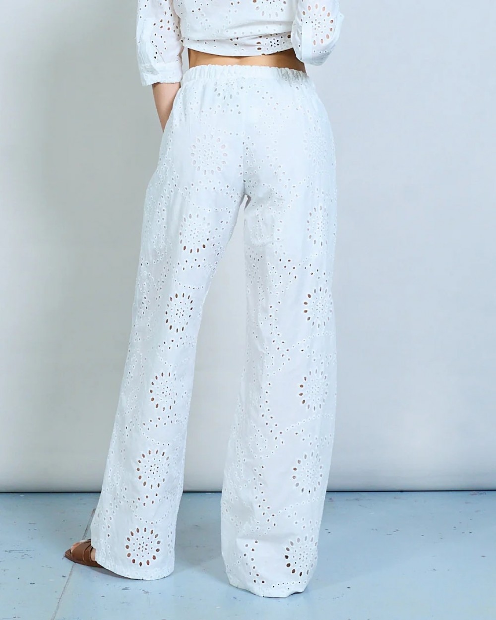 Set camasa si pantaloni albi cu broderie sparta din bumbac dama