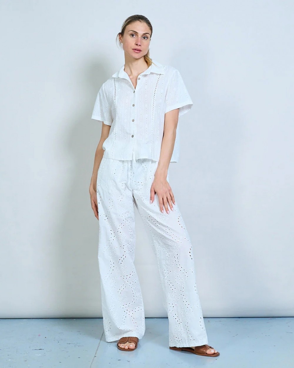 Set camasa si pantaloni albi cu broderie sparta din bumbac dama