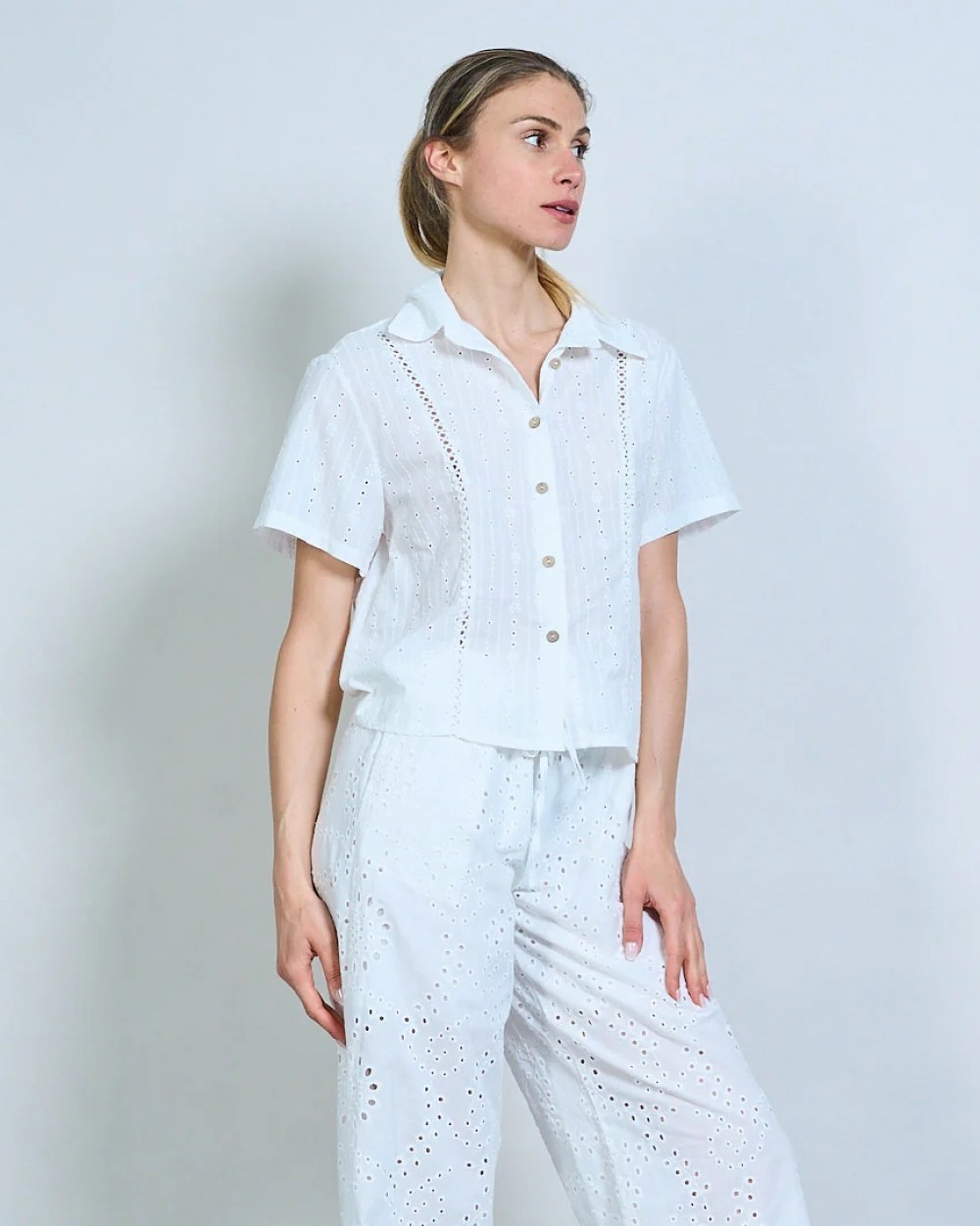 Set camasa si pantaloni albi cu broderie sparta din bumbac dama
