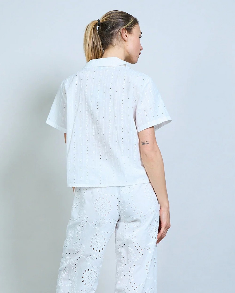 Set camasa si pantaloni albi cu broderie sparta din bumbac dama