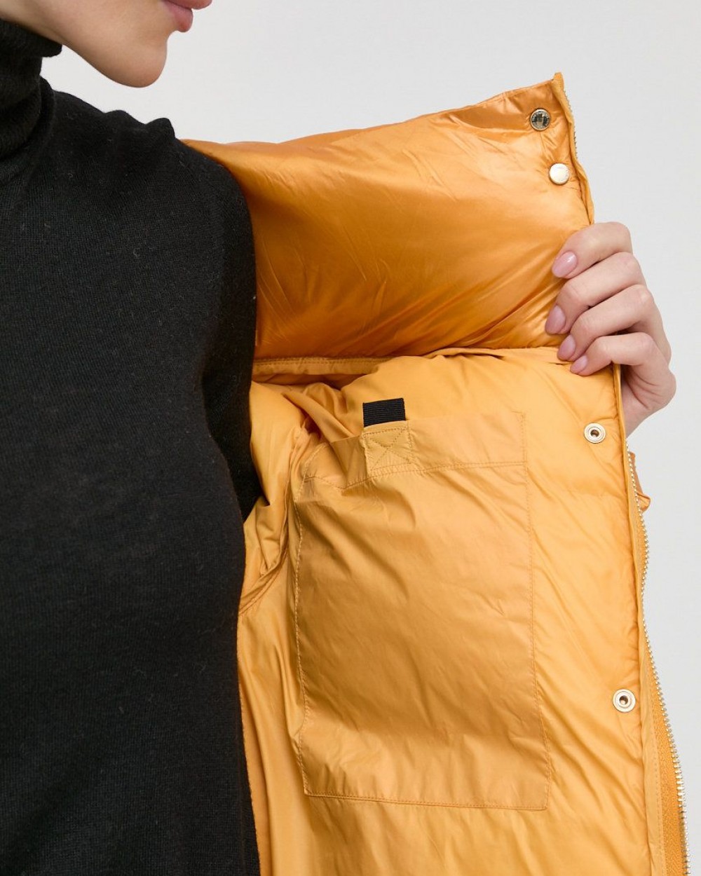 Geaca de puf si pene Patrizia Pepe scurta galbena marimea 40IT/S Geaca de puf si pene Patrizia Pepe scurta galbena marimea 40IT/S