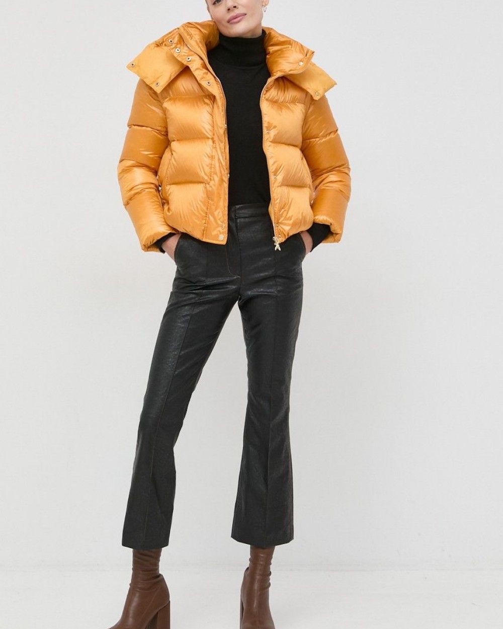 Geaca de puf si pene Patrizia Pepe scurta galbena marimea 40IT/S Geaca de puf si pene Patrizia Pepe scurta galbena marimea 40IT/S