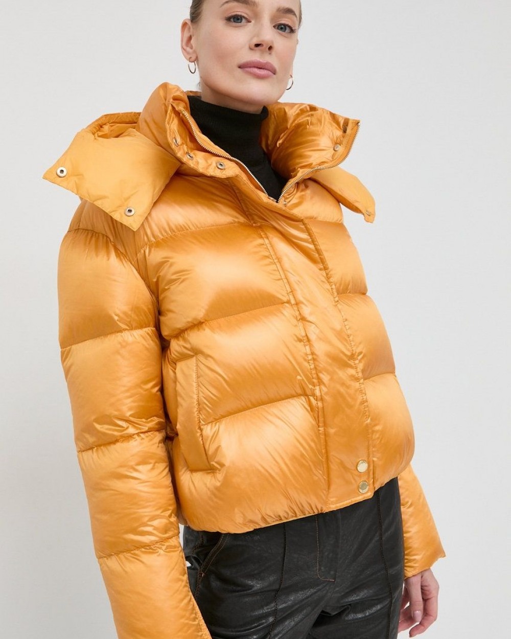 Geaca de puf si pene Patrizia Pepe scurta galbena marimea 40IT/S Geaca de puf si pene Patrizia Pepe scurta galbena marimea 40IT/S