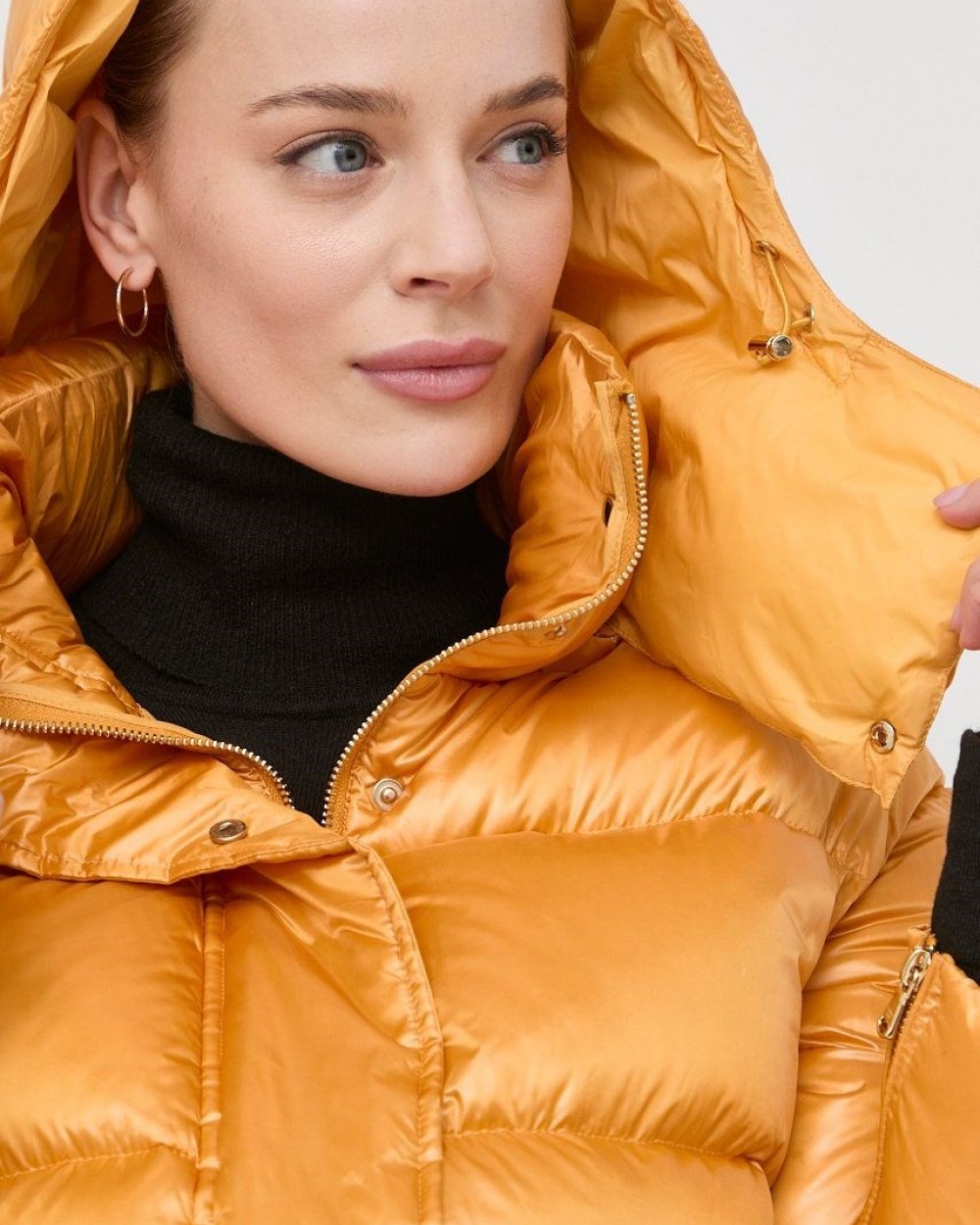 Geaca de puf si pene Patrizia Pepe scurta galbena marimea 40IT/S Geaca de puf si pene Patrizia Pepe scurta galbena marimea 40IT/S